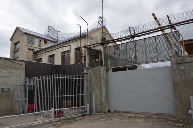 Į pareigūnų kabinetus Pravieniškėse įsibrovė nuteistasis, dalis daiktų rasta