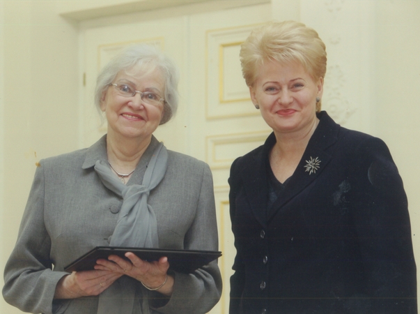 Įvertino: prezidentė Dalia Grybauskaitė ir R.Skučaitė po Nacionalinių kultūros ir meno premijų teikimo ceremonijos prezidentūroje 2010-aisiais. 