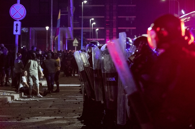 Per riaušes prie Seimo sužalotas policininkas: stipriai suduota pagaliu, spirta į nugarą
