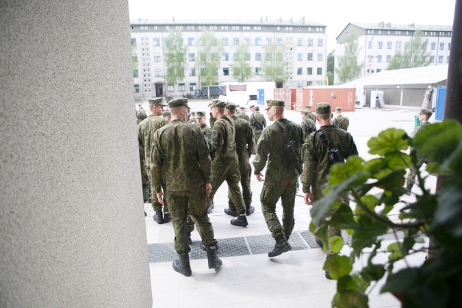 Siūlo šaukti jaunuolius tarnauti iš karto po mokyklos: studentams prievolės taikyti nenori