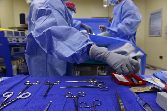 Pirmoji tyčinė ŽIV turinčio donoro kepenų transplantacija: mama gelbėjo vaiką