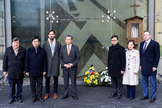 Taivaniečių delegacija – prie Sausio 13-osios memorialo: jūsų istorija įkvėpė Taivaną