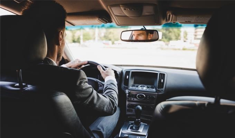 Penki automobiliams skirti priedai, kurie pravers kiekvienam vairuotojui