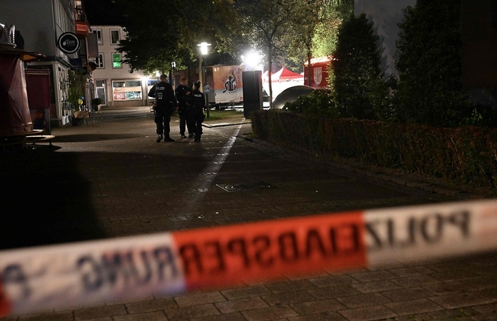 Vokietijoje per miesto šventę peiliu mirtinai sužaloti trys žmonės, policija ieško užpuoliko