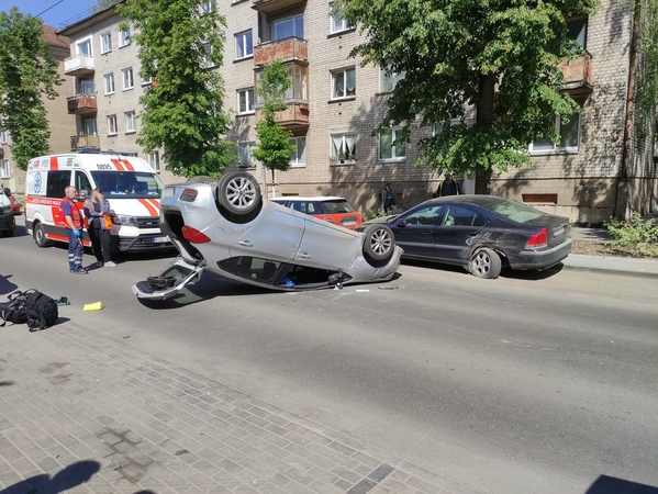 Prie policijos pastato automobilis apsivertė ant stogo: vairuotojas – girtas (papildyta)