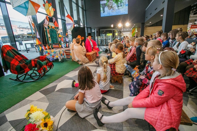 Netikėtumas: Kauno autobusų stotyje surengtas lėlių teatro pasirodymas
