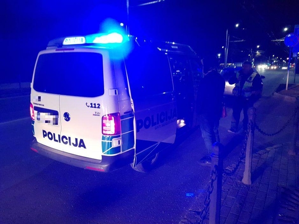 Vagyste įtartas klaipėdietis vežamas į areštinę įsikando į ranką