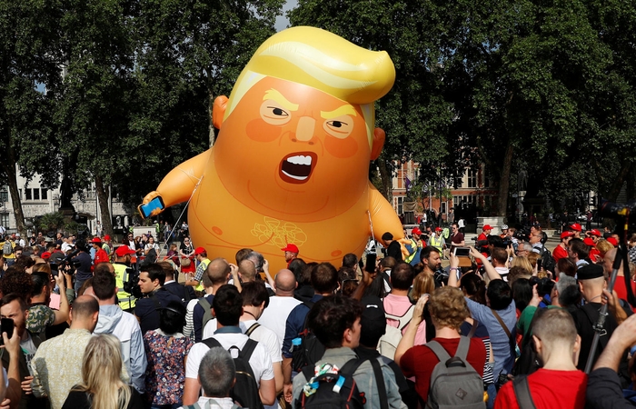 Londone į orą pakilo didžiulis „Kūdikį Trumpą“ vaizduojantis balionas