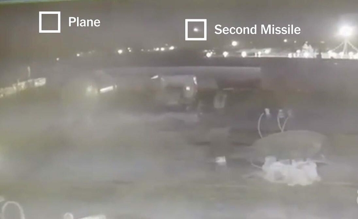 Paskelbtame naujame įraše matyti, kaip į Ukrainos lėktuvą pataiko dvi Irano raketos