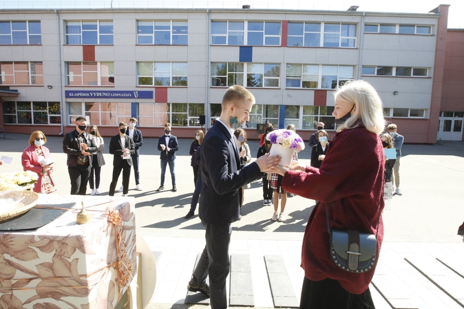 Paskutinis skambutis Klaipėdoje: virtualus sveikinimas iš tuščio kiemelio