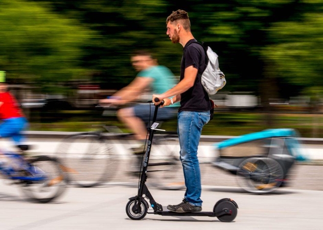 Paspirtukų mada kelia sumaištį ir vairuotojams, ir pėstiesiems