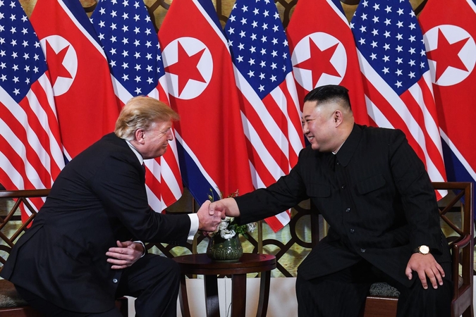 Hanojuje susitikę D. Trumpas ir Kim Jong Unas paspaudė vienas kitam rankas