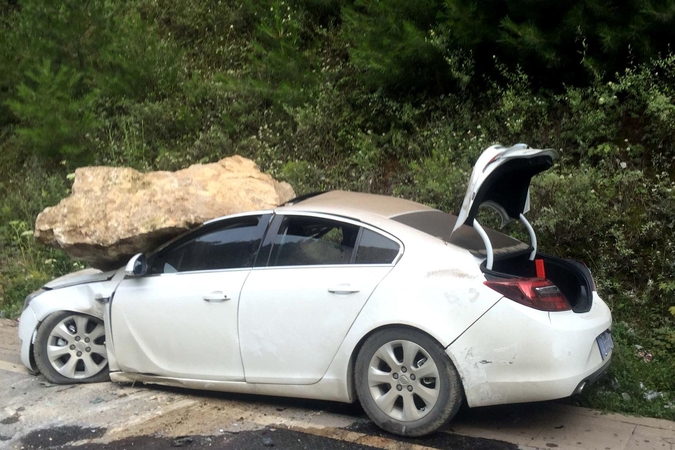 Vokietijos greitkelyje į automobilį sviedė didžiulį akmenį