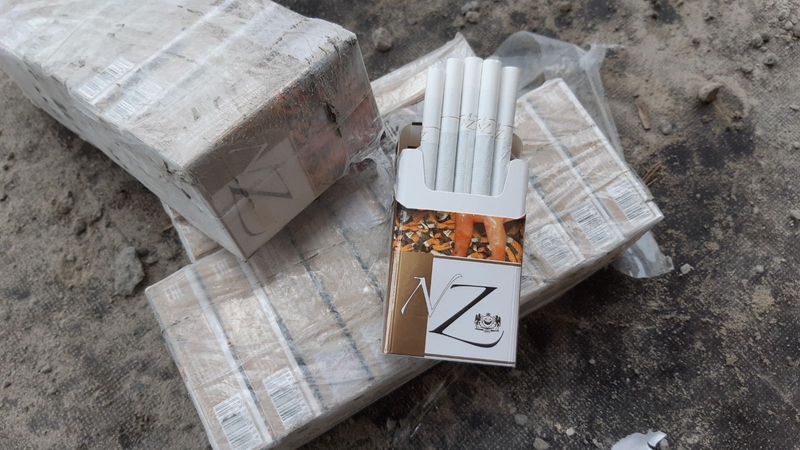 Kretingos rajone prie geležinkelio bėgių rasta kontrabandinių cigarečių