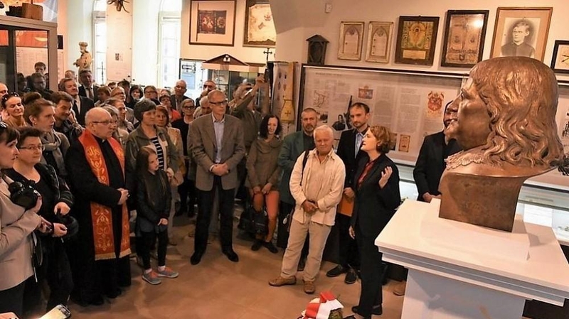 Merkinė nori atkurti karališkąją istoriją