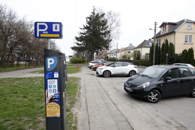 Pušyno gatvėje – pokyčiai: pastatytas naujas parkomatas ir kelio ženklai