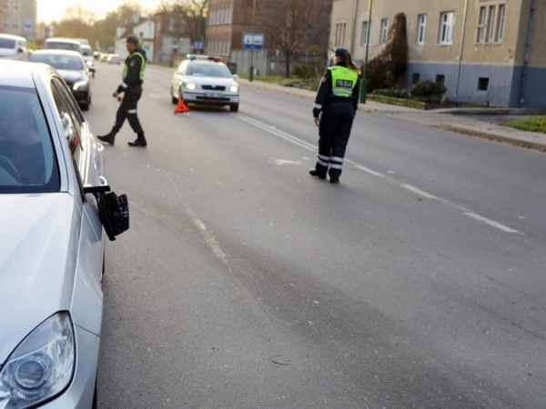 Vievyje automobilis partrenkė moterį ir pasišalino: įtariamasis rastas namuose