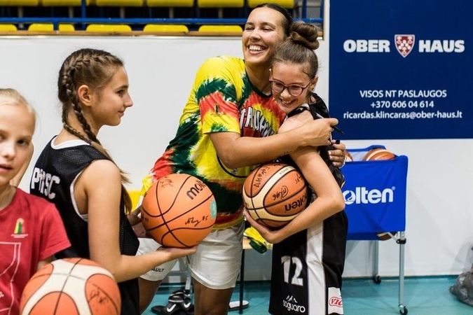 Lietuvos moterų krepšinio rinktinė susitiko su jaunomis krepšininkėmis