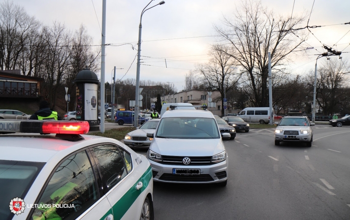 Praėjusią parą per eismo įvykius žuvo dviračio vairuotojas, sužeisti aštuoni žmonės