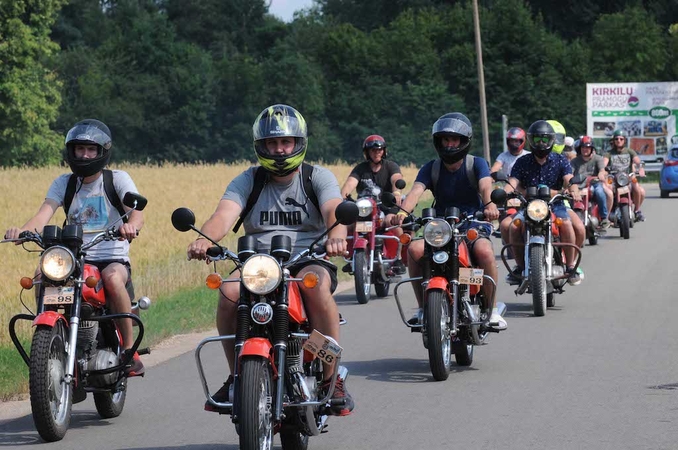 Senų motociklų mylėtojai skriejo Biržų keliais