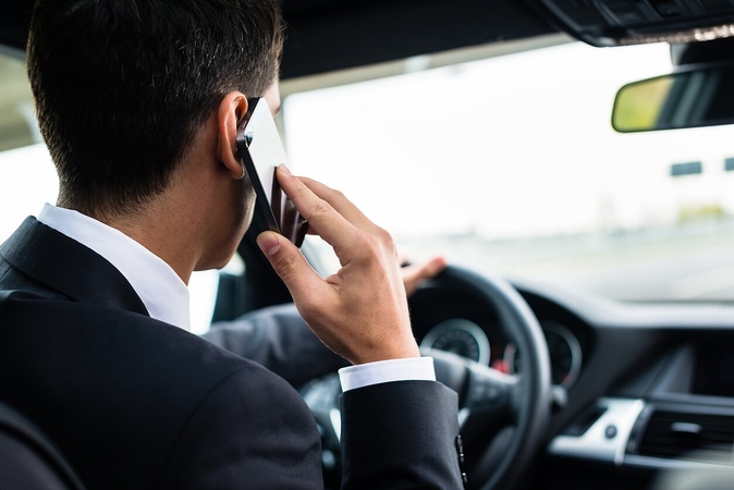 Su telefonu rankoje pagautas vairuotojas norėjo išsisukti: pareigūnui pasiūlė 20 eurų kyšį