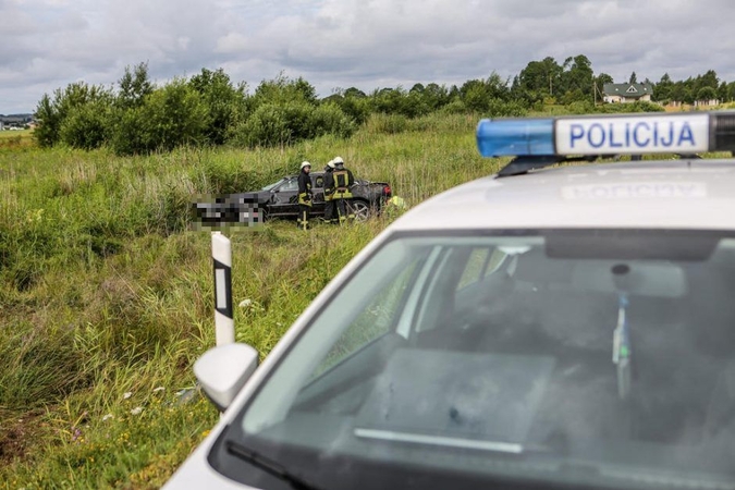 Molėtų rajone apvirtus sunkiai girto vyro vairuotam automobiliui nukentėjo du žmonės