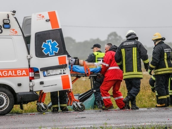 Tragedija Vilniaus rajone: po sunkvežimio ir automobilio susidūrimo žuvo trys jauni vyrai