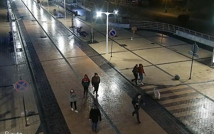 Palangoje užfiksuota grupuotė, įtariama nuplėšusi vėliavas (padėkite atpažinti)