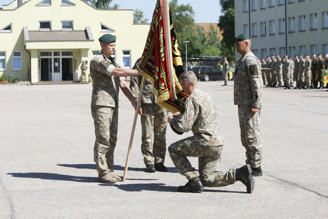 Klaipėdos Dragūnų batalione – vadų pasikeitimas ir šauktinių išlydėtuvės