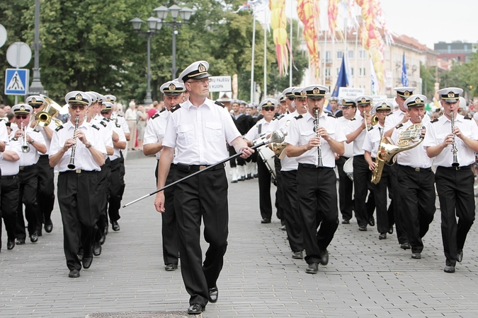 Orkestro vadovui P. Memėnui – kiemsargio etatas