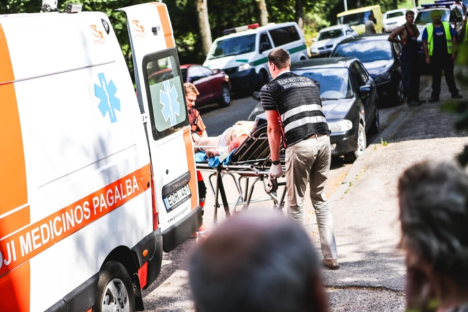 Klaipėdoje nuriedėjęs automobilis sužalojo jį stabdžiusią savininkę
