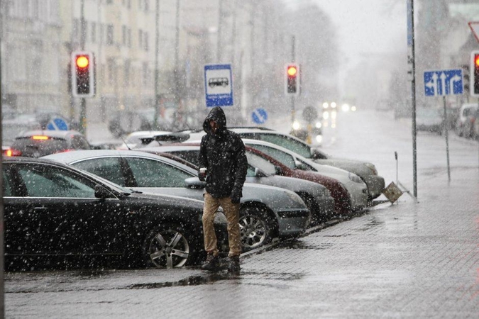 Orai: naktį galima šlapdriba, pūs stiprus vėjas