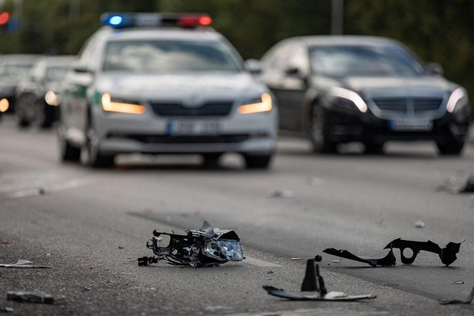 Praėjusi para keliuose: žuvo vienas žmogus, penki sužeisti
