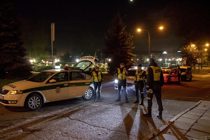 Pirmąją metų dieną tikrino vairuotojų blaivumą: girta moteris pareigūnams siūlė kyšį