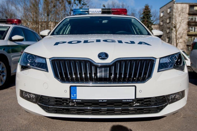 Akmenės rajone į iškvietimą vykęs policijos automobilis pateko į avariją