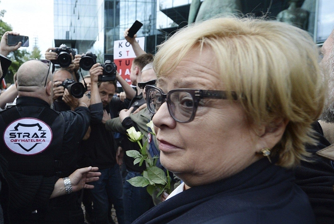 Į pensiją verčiama eiti Lenkijos AT pirmininkė priešinasi naujam įstatymui