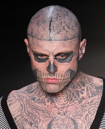 Savo namuose Kanadoje rastas negyvas tatuiruotėmis pagarsėjęs modelis