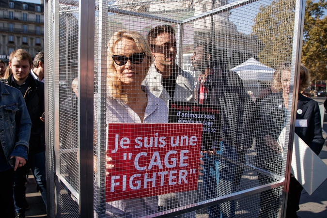 „Gelbėtojų“ žvaigždė P. Anderson protestuoja: užsidarė narve
