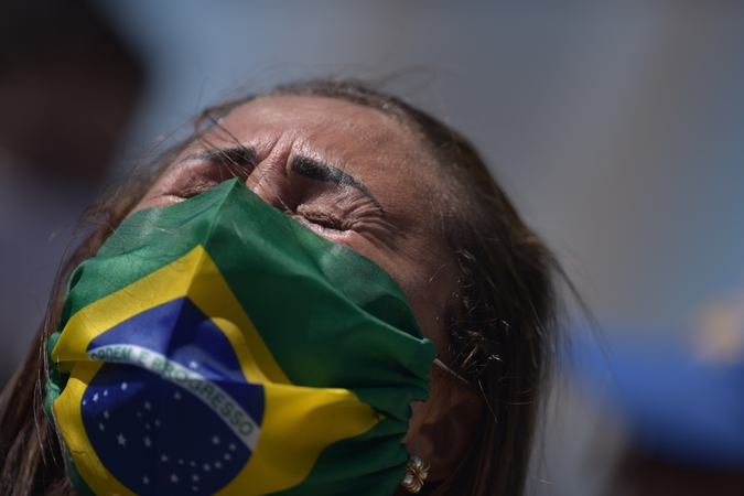 Brazilijoje užsikrėtimo koronavirusu atvejų mažėjimą pakeitė rekordinis augimas