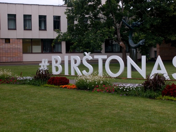 Naujas užmojis: siekiama apmokestinti automobilių stovėjimą Birštone