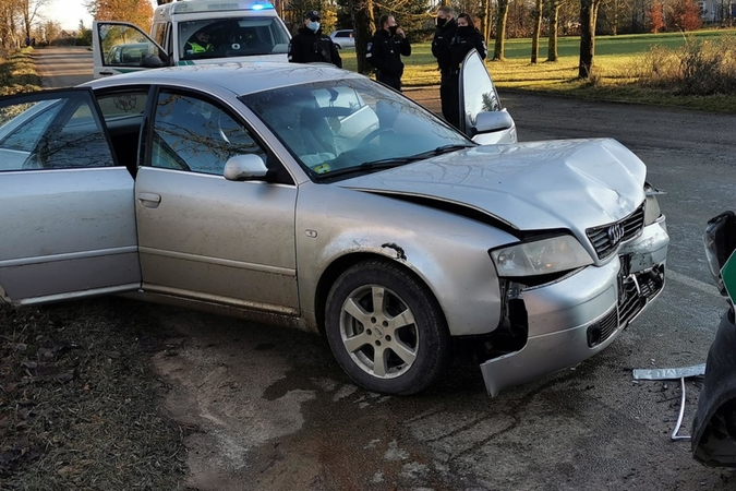 Įtemptos gaudynės: nuo pareigūnų sprukęs girtas vairuotojas taranavo policijos pareigūnų automobilį