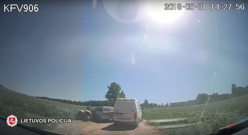 Neblaivus BMW vairuotojas sprukdamas nuo pareigūnų sužalojo policininką
