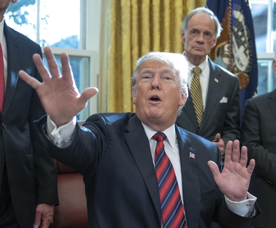 Skrydžio metu moteriai krūtį grabinėjęs vyras teisinasi, jog tai leido D. Trumpas