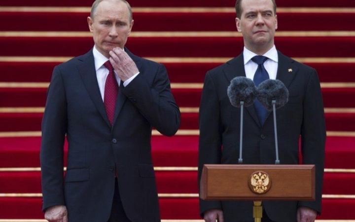 Po vyriausybės atsistatydinimo V. Putinas pasiūlė premjeru palikti D. Medvedevą