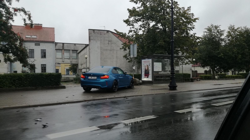 Klaipėdos centre BMW rėžėsi į autobusų stotelę