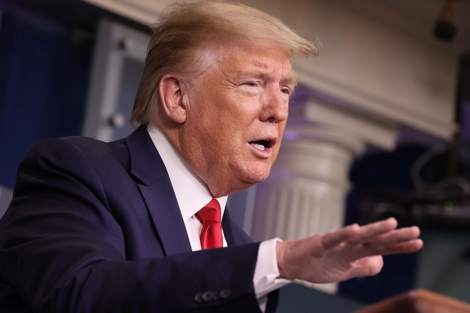 Apklausa: beveik pusė amerikiečių patenkinti D. Trumpo darbu