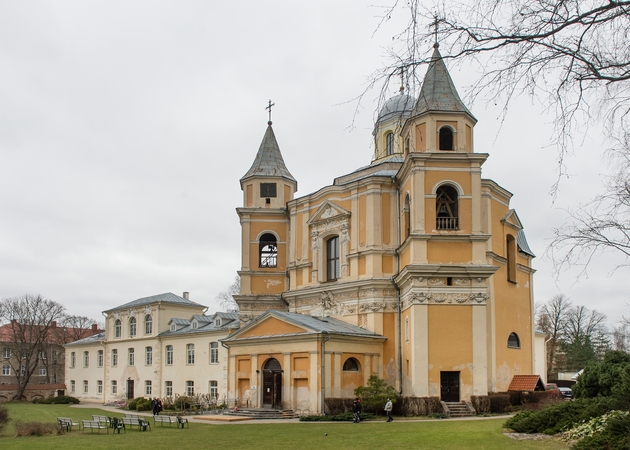 Vienybė: Vilniuje, Antakalnyje, stovinti Išganytojo bažnyčia su trinitorių vienuolynu ir Sapiegų rūmais kadaise sudarė didingą ansamblį.