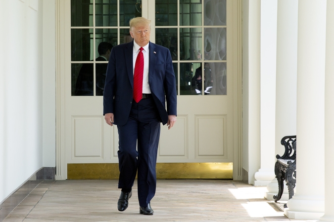 D. Trumpo vyriausybė teisme bandys blokuoti buvusio patarėjo J. Boltono knygą