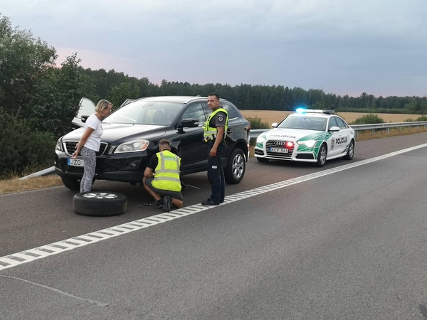 Pareigūnų pagalbos kelyje sulaukusi šeima: turime kuo didžiuotis!