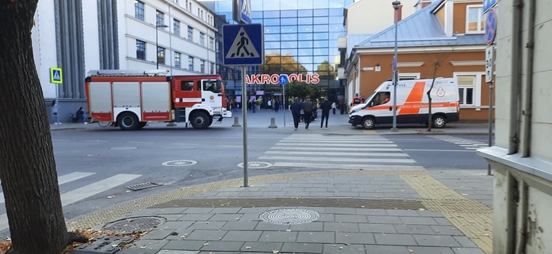 Pareigūnai sprogmenų Kauno „Akropolyje“ nerado, prekybos centras atnaujino darbą